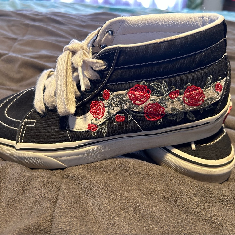 Women’s Vans Sneakers- Size 7 - Picture 2 of 2